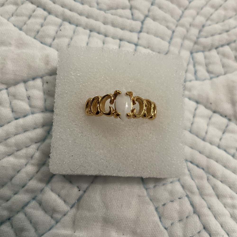 18K Elegant Gold and White Women's Ring Size 6 - Picture 7 of 8
